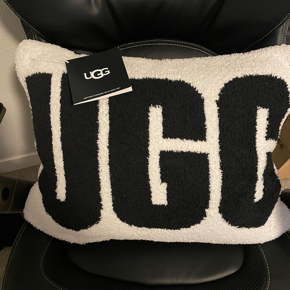 NWT UGG Pillow